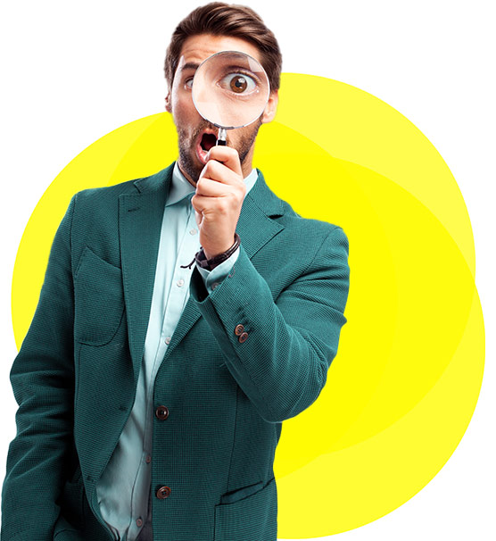 ein Mann schaut gespannt durch eine Lupe über die vielen Vorteilen von Zukunft von Finanzberatung